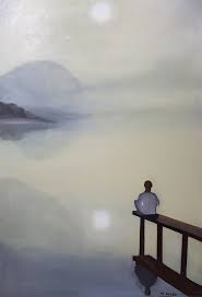 imagen de una persona en mirando el horizonte con el mar de fondo sobre una pasarela de madera