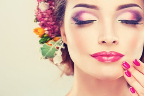 Rostro femenino con maquillaje profesional resaltando cejas y pestañas