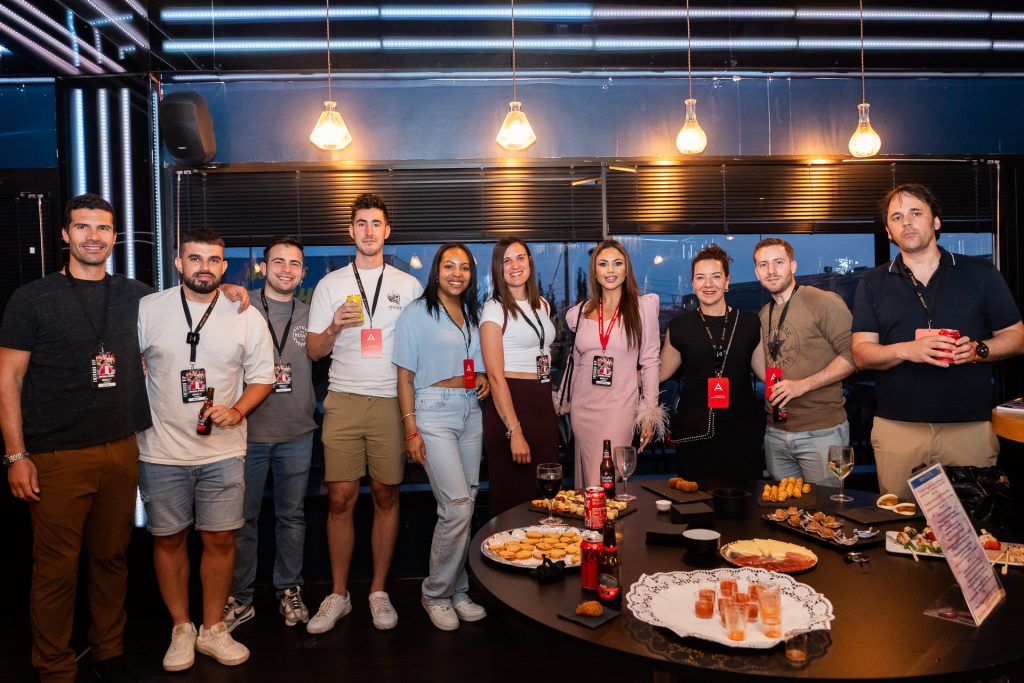Fabio Serna con alumnos Como ganar dinero con Fabio Serna curso online mi primera venta en 7 días