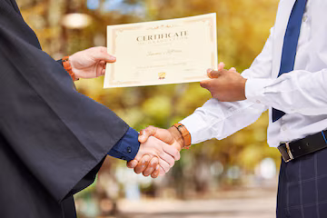 Persona recibiendo el certificado EIA por la superación del examen final