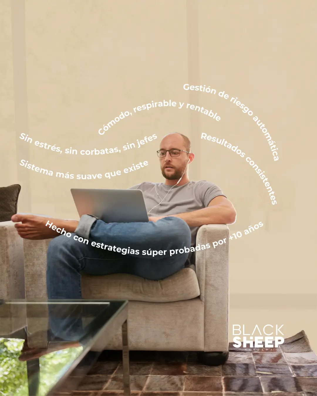 hombre sentado en el sofá ,pensando y trabajando con el ordenador portátil.