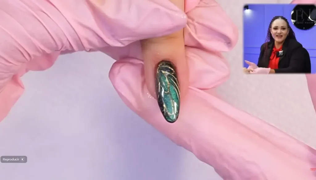 Imagen de un trabajo de uñas de Gerimar Pérez, con efecto ojo de gato + efecto espejo Imagen de un trabajo de uñas de Gerimar Pérez, con efecto ojo de gato + efecto espejo