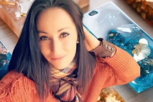 Cómo ganar dinero desde casa con Resina Epoxy [Guía 2026]-Manualidades rentables paso a paso