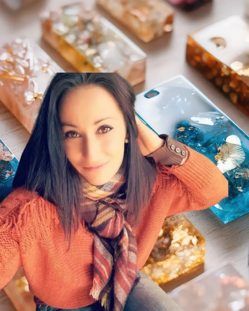 Imagen de Isabel Ramirez, creadora del curso de resina epoxi en Hotmart Imagen de Isabel Ramirez, creadora del ebook de Resina Epoxi. Guía paso a paso para generar ingresos desde casa.