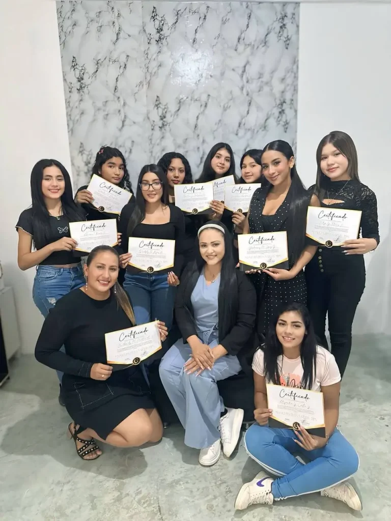 Imagen de Gerimar Perez junto con un grupo de alumnas del curso Nails Master Pro mostrando un cerfificado del curso de uñas realizado con ella. Imagen de Gerimar Perez junto con un grupo de alumnas del curso Nails Master Pro mostrando un cerfificado del curso de uñas realizado con ella.