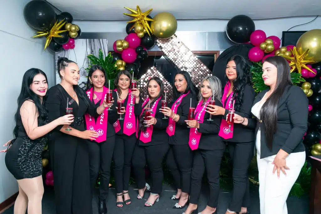 Las alumnas de Gerimar Pérez celebran el éxito de su formación de Nails Master Pro, el curso de uñas que imparte Gerimar Pérez