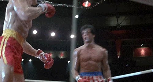 GIF de un boxeador en un ring recibiendo un puñetazo durante un combate