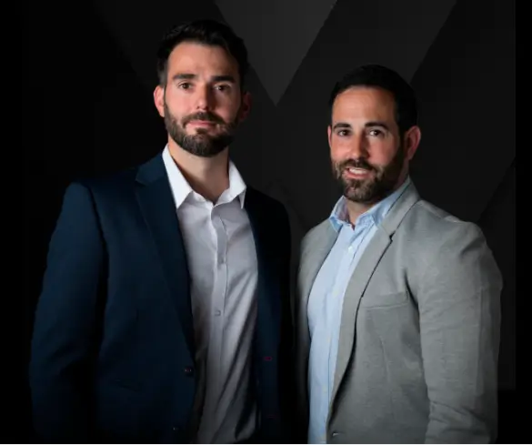 Imagen de Richard Gracia junto con su hermano. Ambos trabajan en el Método RICO.