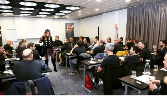 MÓNICA GALÁN CON ALUMNOS DE UN CURSO PRESENCIAL