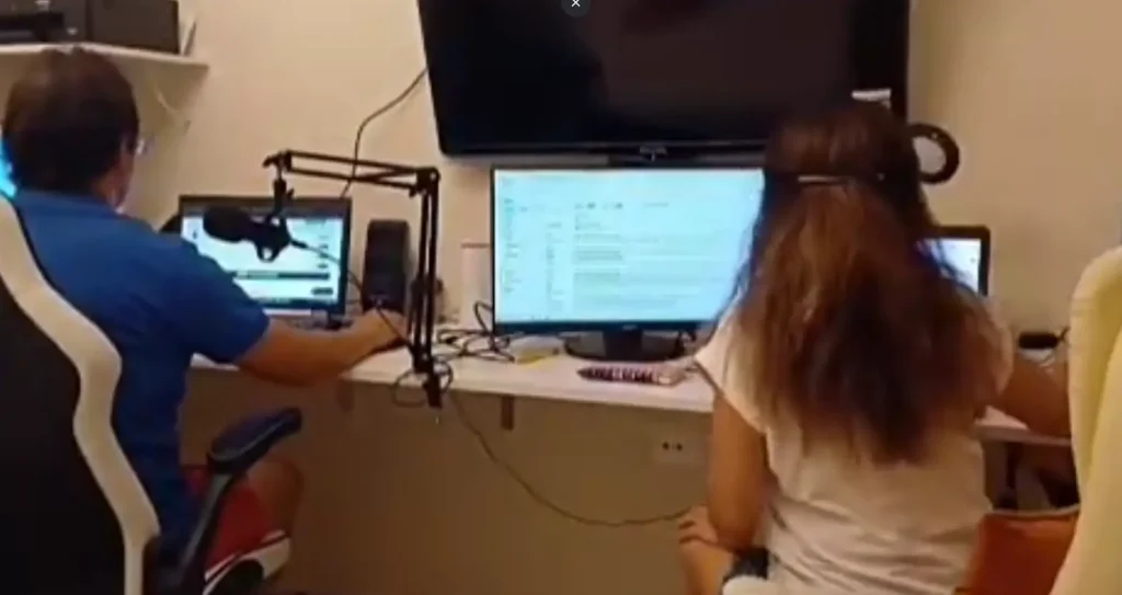 Jacob y Raquel Teletrabajando frente a ordenador y dos pantallas cada uno.