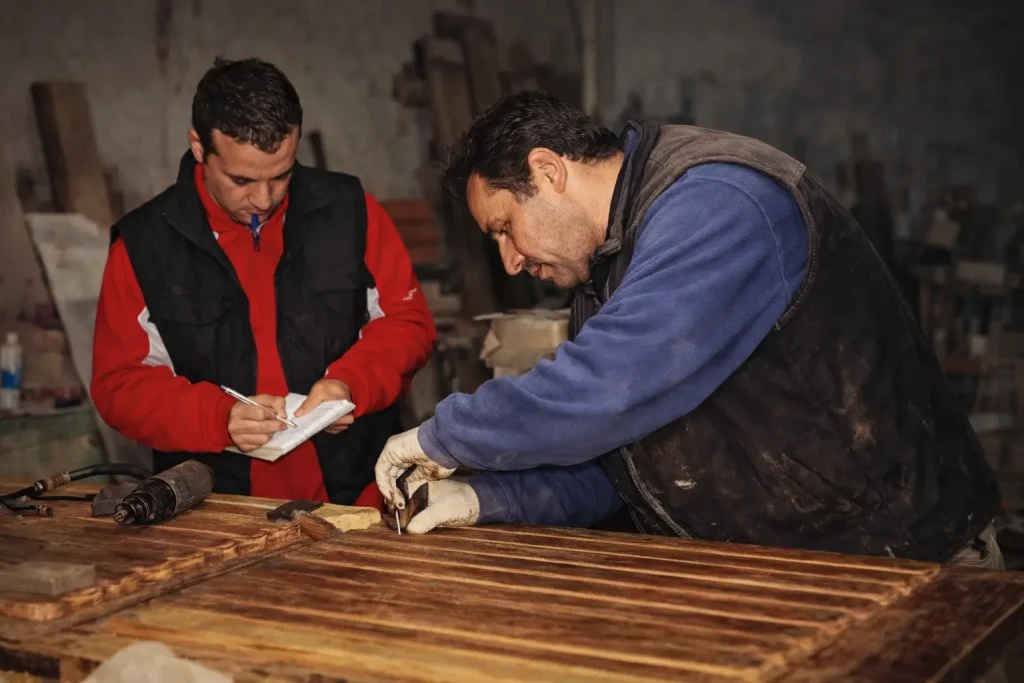 Jacob Barcia García realizando un proceso de restauración profesional mientras un estudiante de Historia del Arte documenta el trabajo