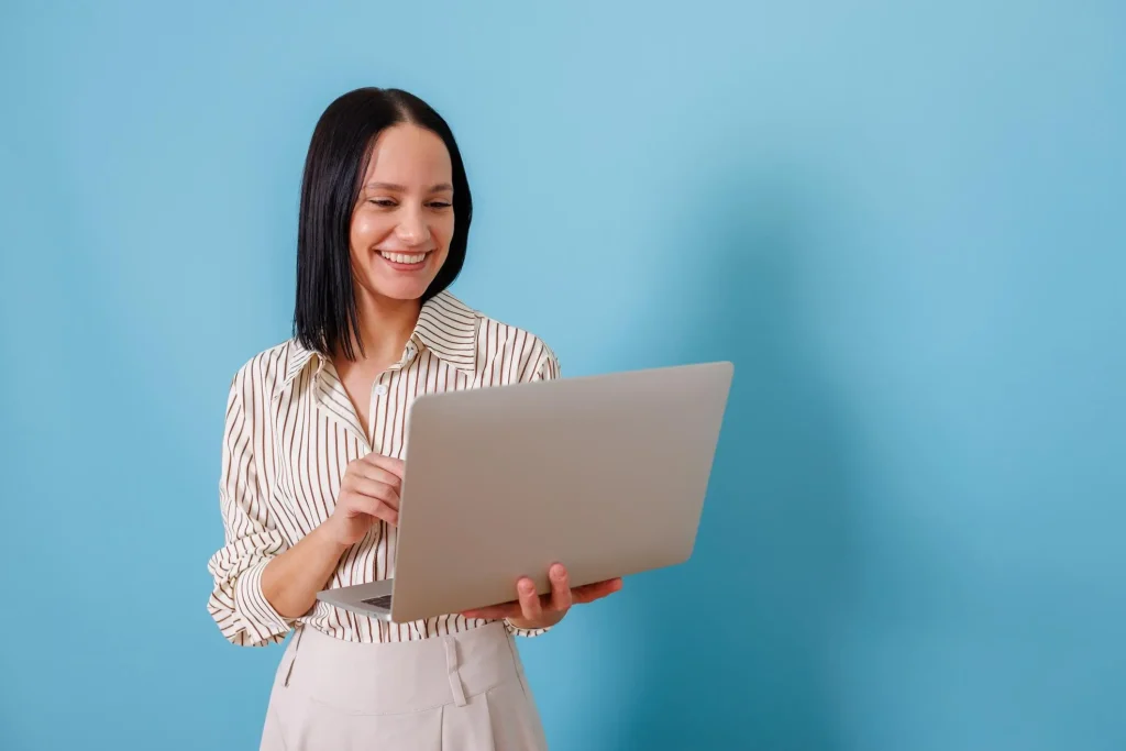 Momento de aprendizaje aplicado persona comprendiendo y aplicando lo aprendido en un curso online