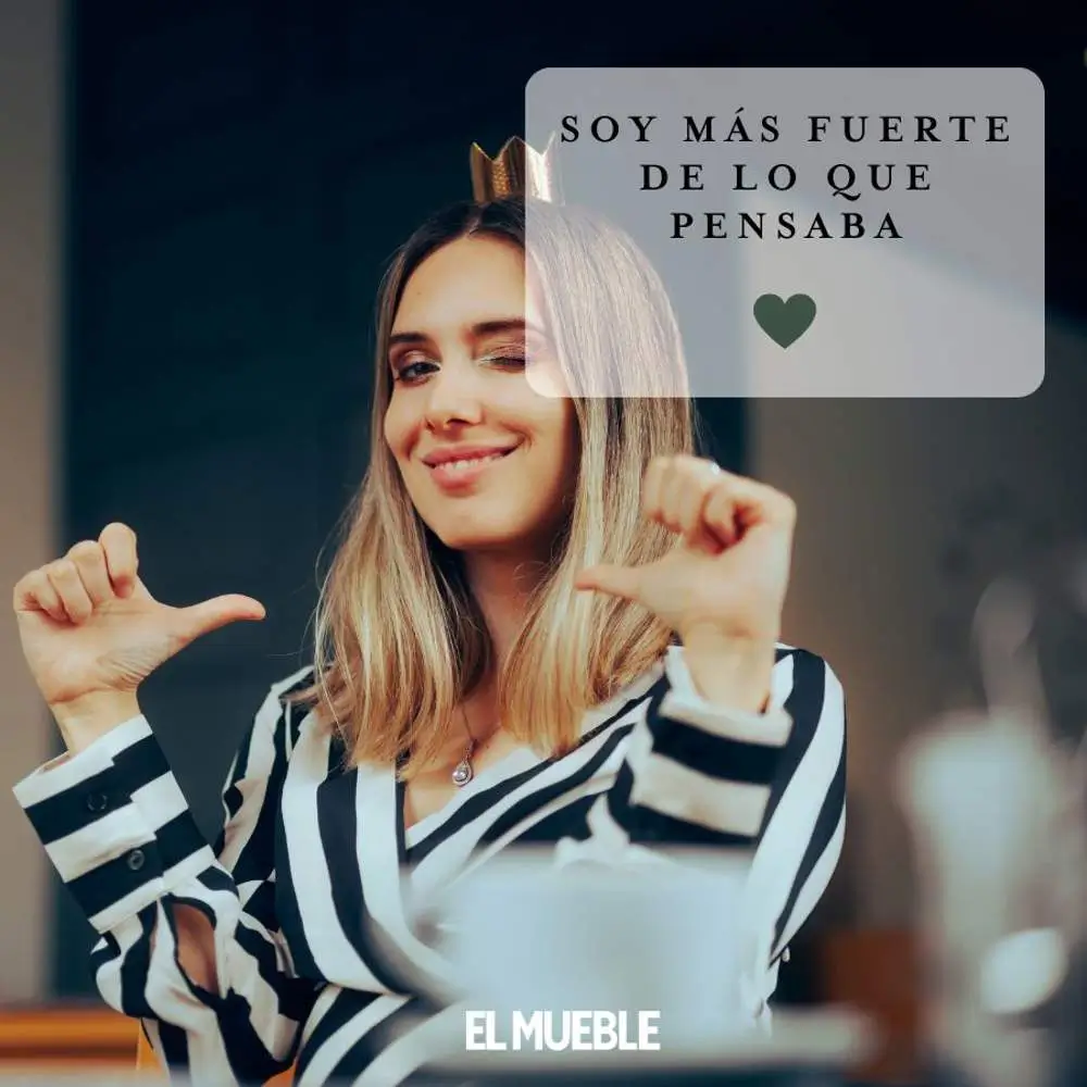 Creer en ti también forma parte del proceso Mujer sonriendo y señalándose con gesto de confianza y mensaje de superación personal