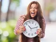 Cuánto tiempo se tarda en aprender cejas y pestañas Mujer mirando un reloj preguntándose cuánto tiempo se tarda en aprender cejas y pestañas