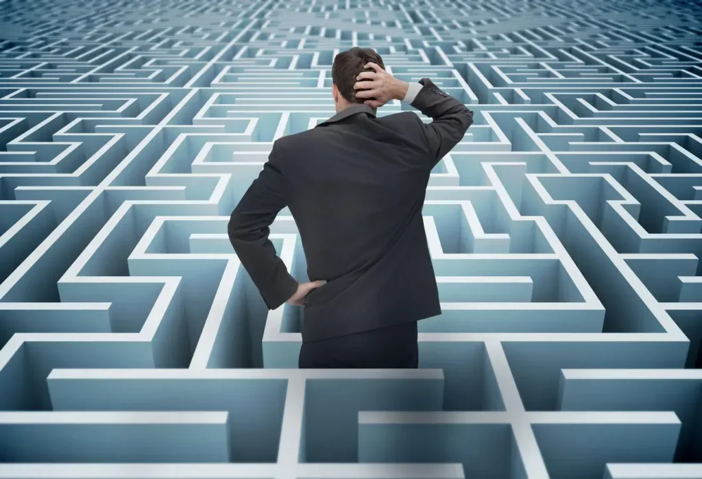 empresario dentro de un laberinto Persona perdida en un laberinto representando un negocio digital sin estructura