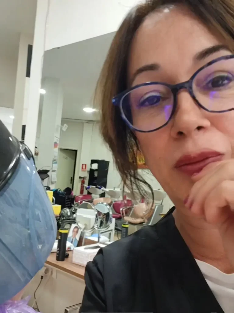 Raquel Ramos en su peluquería con un secador de casco mientras una clienta espera a que se sequen los rulos