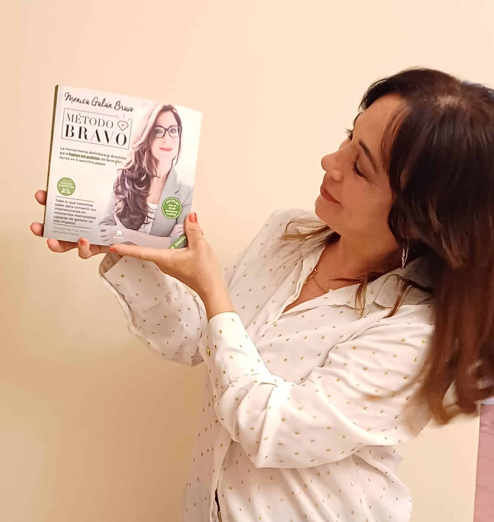 Raquel creadora de este blog, sostiene libro de Mónica Galán.